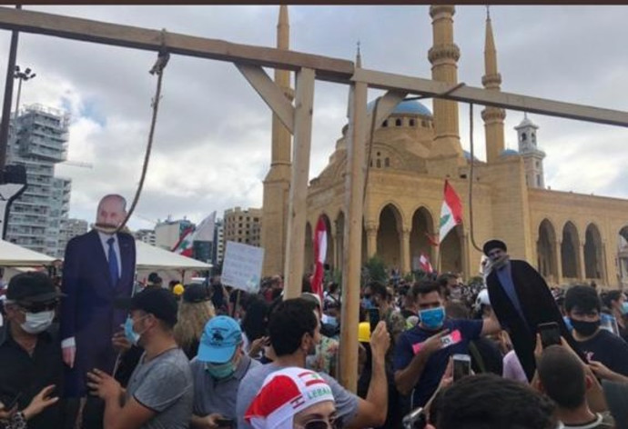 נסראללה ונשיא לבנון תלויים בהפגנות בביירות (צילום: רשתות ערביות)