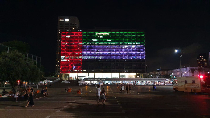 דגל איחוד האמירויות הערביות על בניין עיריית תל אביב (צילום: עיריית תל אביב-יפו)