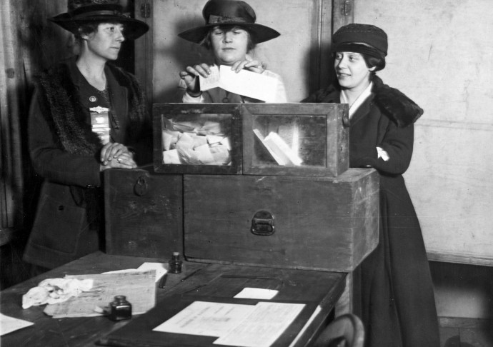 אישה מצביעה בניו יורק לראשונה ב-1920  (צילום: Library of Congress)