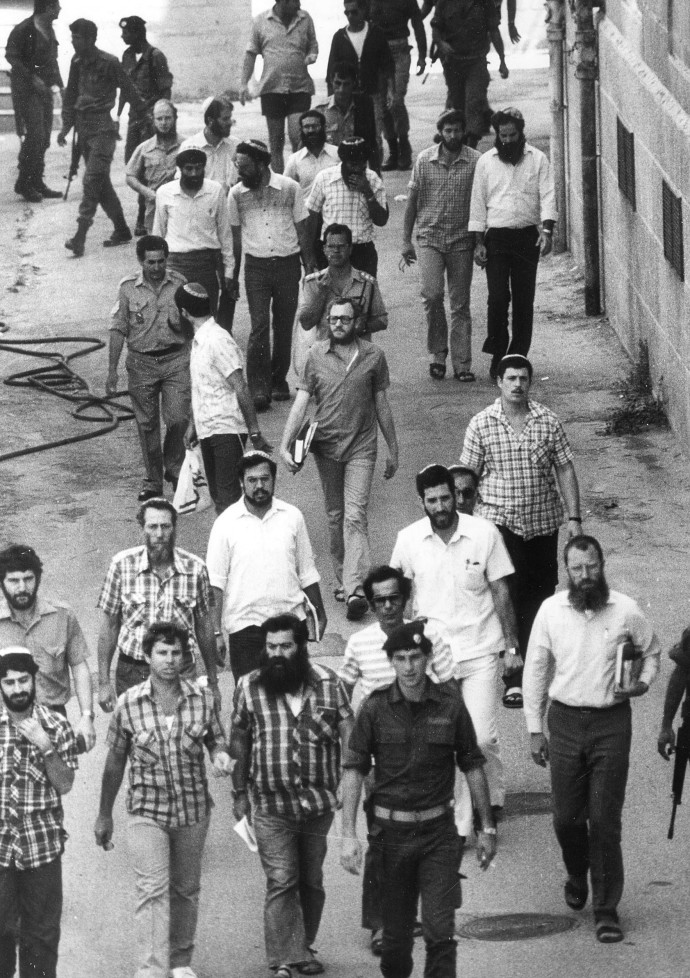 אנשי המחתרת היהודית בצאתם מביהמ"ש (צילום: יצחק אלהרר, סקופ 80)
