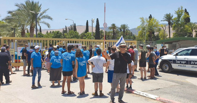 נחל האסי: עשרות הפגינו בכניסה לקיבוץ ניר דוד | מעריב