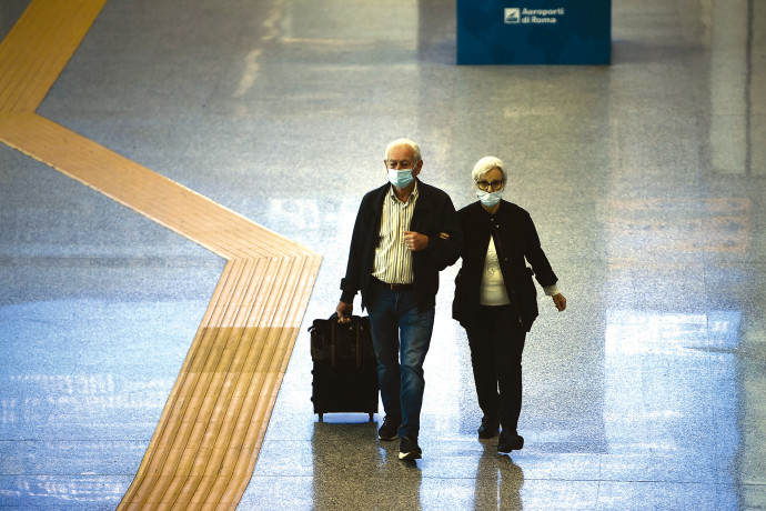 מבוגרים בשדה התעופה (צילום: MONTEFORTE VIA AFP)