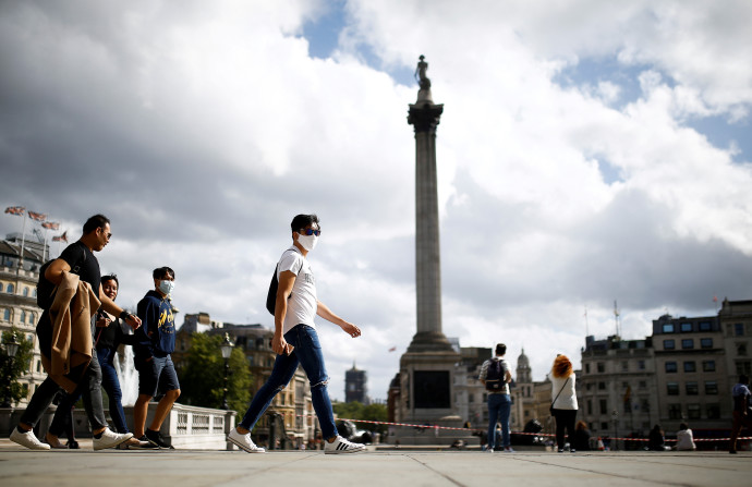 קורונה - אנשים בלונדון עם מסכה (צילום: REUTERS/Henry Nicholls)