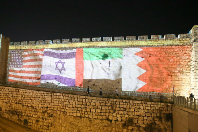 דגלי ישראל ארה"ב, בחריין ואיחוד האמירויות על חומות י-ם (צילום: עיריית ירושלים)