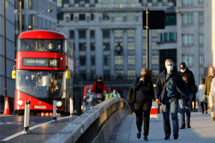 קורונה - אנשים עם מסכה ברחובות לונדון (צילום: TOLGA AKMEN/AFP via Getty Images)