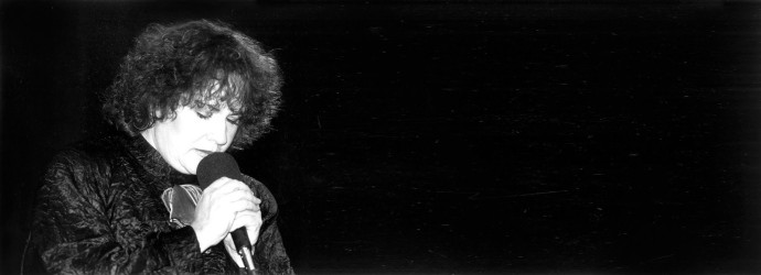 אורה זיטנר בהופעה בצוותא, 1989 (צילום: יוסי אלוני)