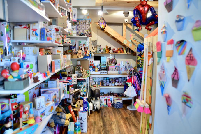 חנות צעצועים בתל אביב (צילום: אבשלום ששוני)