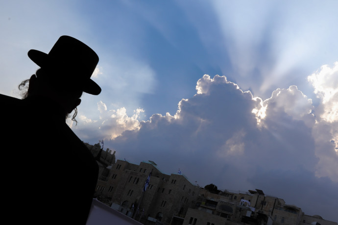 גבר חרדי ברקע השקיעה בירושלים (צילום: מרק ישראל סלם)