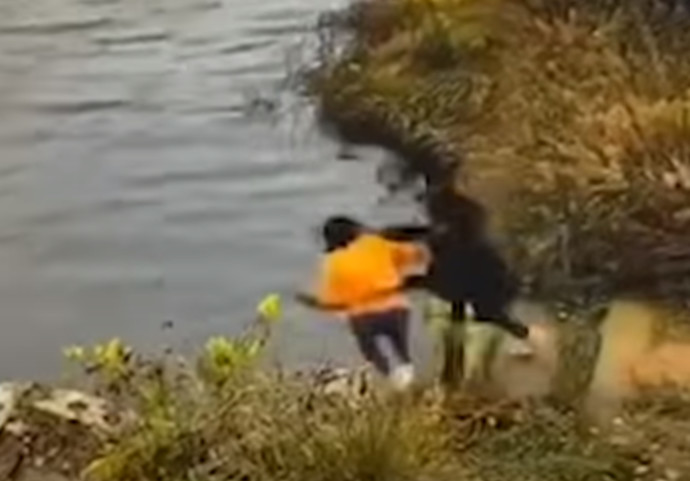 דחפה את חברתה למים - ויחד הן טבעו למוות (צילום: צילום מסך יוטיוב)