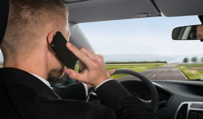 שימוש בטלפון נייד בנהיגה (צילום: Shutterstock)