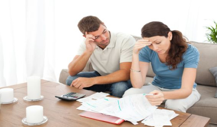 בני זוג בקשיים כלכליים (צילום: Shutterstock)