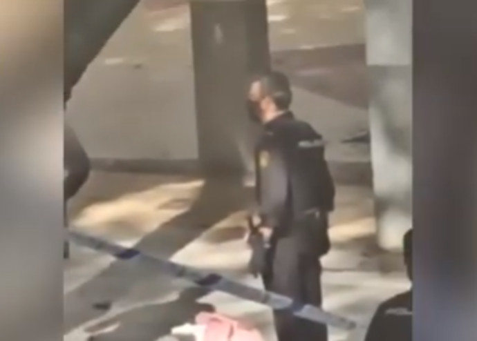 השוטר בזירת הפשע (צילום: צילום מסך יוטיוב)