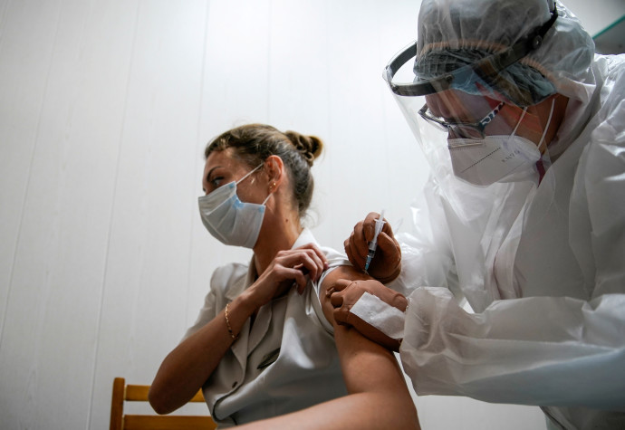החיסון לקורונה של רוסיה "ספוטניק 5" (צילום: REUTERS/Tatyana Makeyeva)