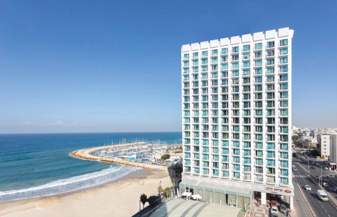 מלון קראון פלאזה בתל אביב (צילום: אסף פינצ'וק)