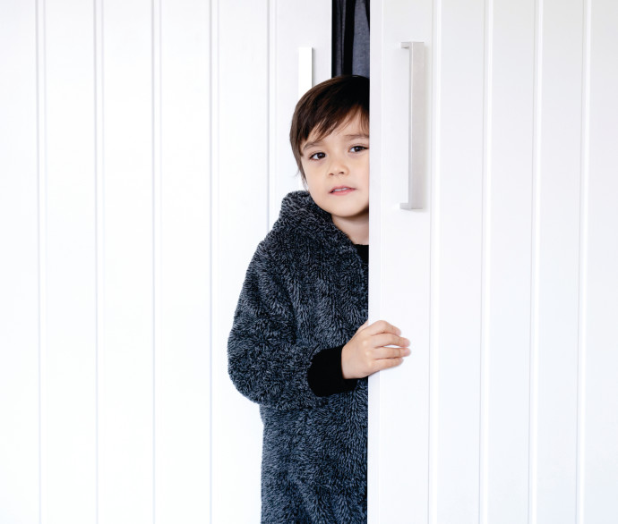ילד ליד דלת (צילום: אינגאימג')