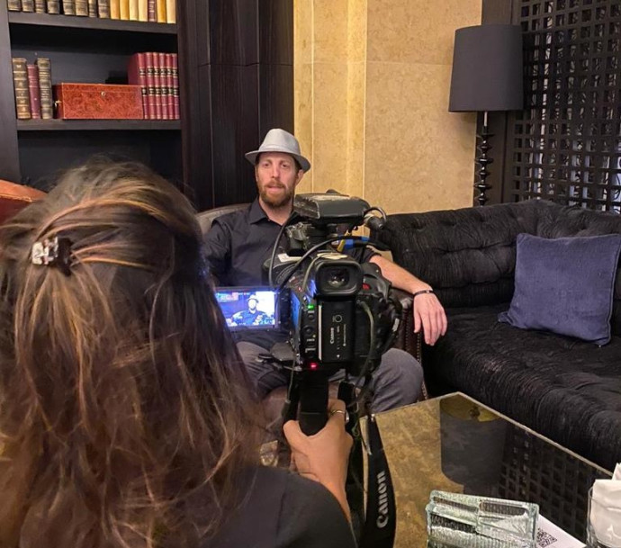 איש העסקים גיל גורביץ' מתראיין לתקשורת המקומית בדובאי