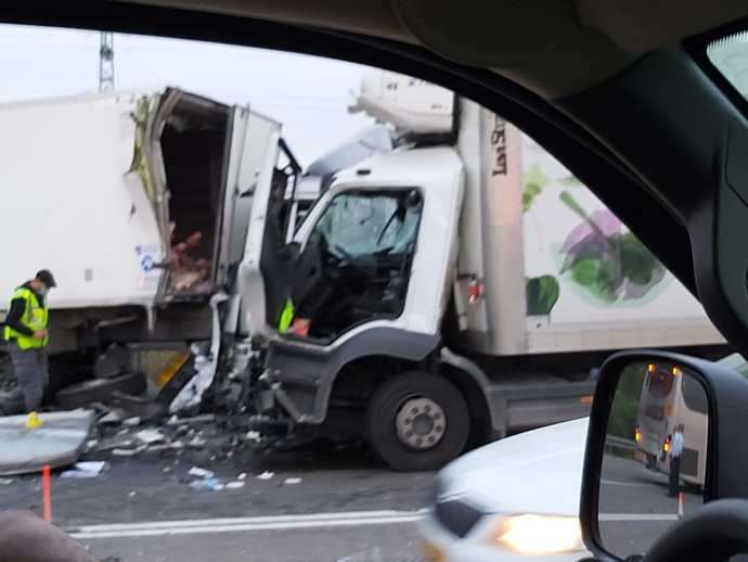 זירת התאונה בכביש 2 (צילום: תיעוד מבצעי מד"א)