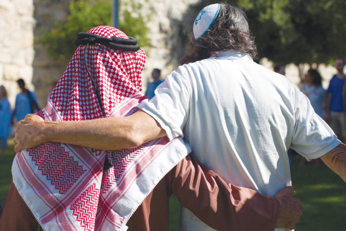 יהודי וערבי מתחבקים (צילום: שרה שומן, פלאש 90)