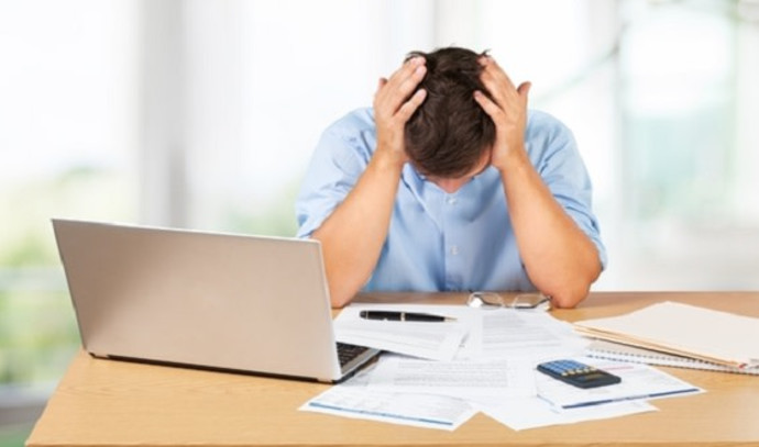 גבר בחובות (צילום: Shutterstock)