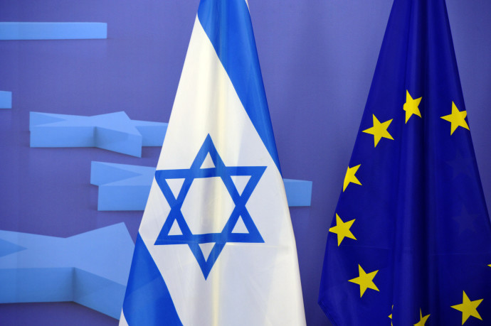 דגלי ישראל והאיחוד האירופי (צילום: GEORGES GOBET/AFP via Getty Images)