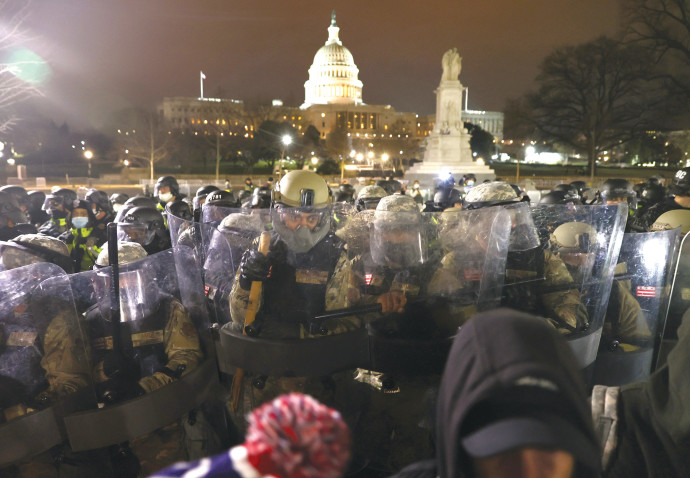 השוטרים בפרעות בארה''ב (צילום: gettyimages)