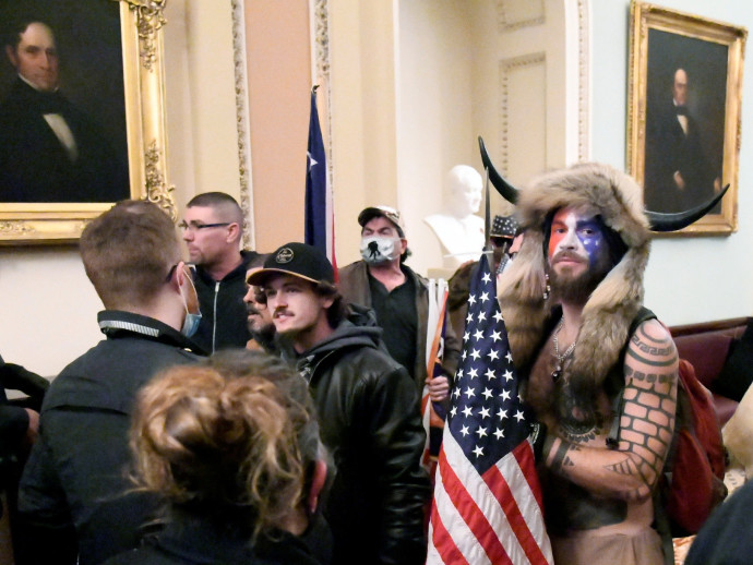 ג'ייקוב אנתוני צ'אנסלי מהמפגינים שפרצו לדיון בגבעת הקפיטול בוושינגטון (צילום: REUTERS/Mike Theiler)