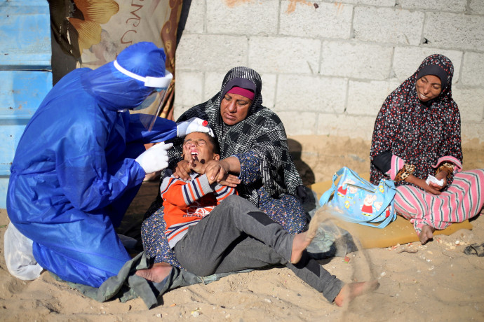 בדיקת קורונה בעזה (צילום: REUTERS/Ibraheem Abu Mustafa)
