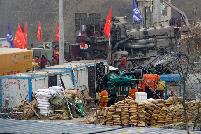 עבודות החילוץ במכרה הזהב בסין (צילום: רויטרס)