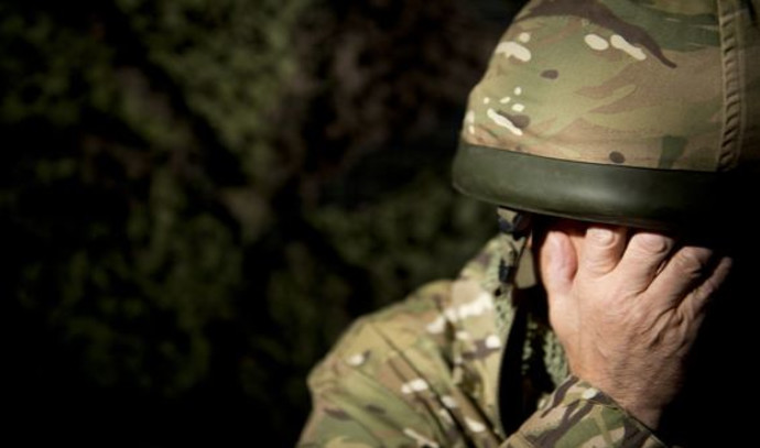 חייל במצוקה (צילום: Shutterstock)