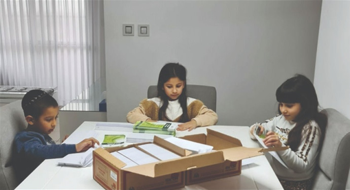 מעיין אדל ודניאל מכינים מעטפות לכרטיסי אדי (צילום: רוזה אברמוב, המרכז הלאומי להשתלות)