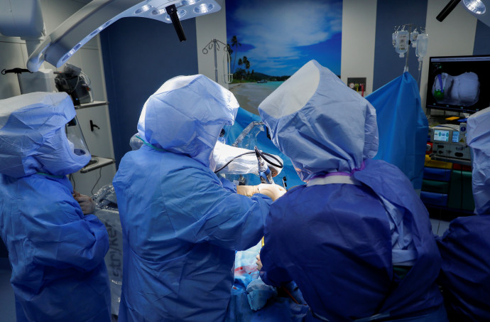 חדר ניתוח, אילוסטרציה (צילום: רויטרס)