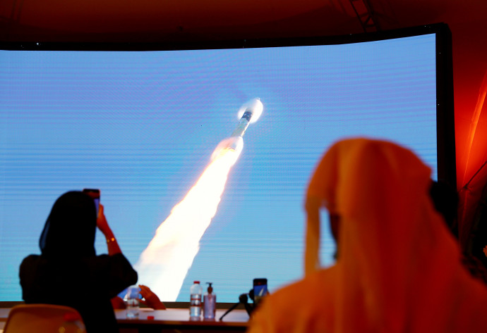 Les gens regardent le lancement des EAU sur Mars