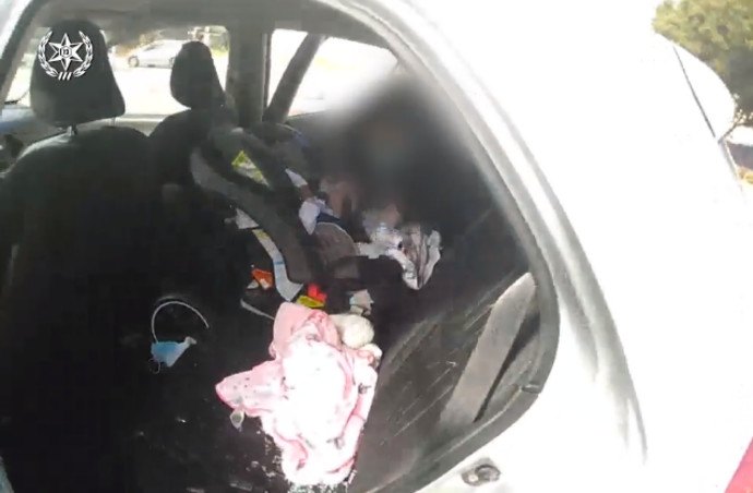 תינוקת חולצה מרכב נעול (צילום: דוברות המשטרה)