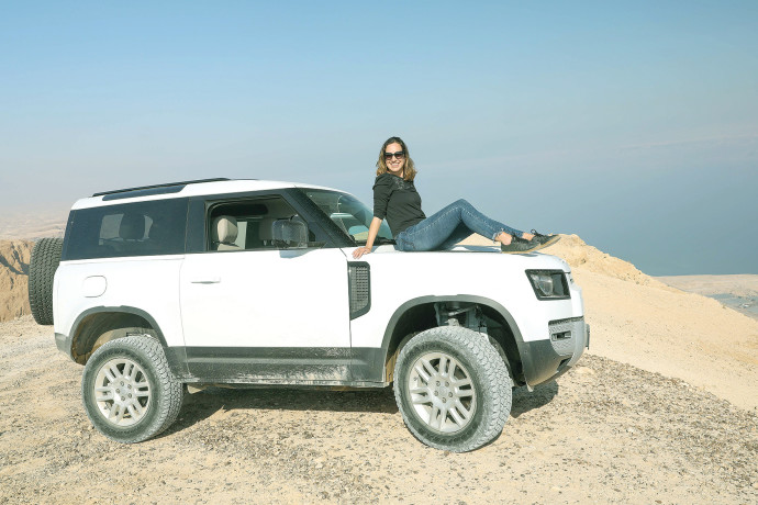 טליה לוין מטיילת במדבר (צילום: רונן טופלברג)