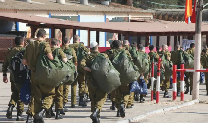 חיילים בבקו"ם (צילום: אלי דסה)
