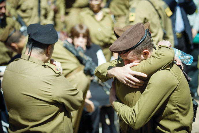 חיילים מתחבקים בלוויה (צילום: יונתן זינדל, פלאש 90)