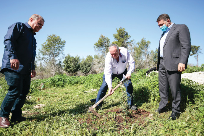 אברהם דובדבני (במרכז), יושב ראש קרן קיימת לישראל (צילום: חיים ורסנו)