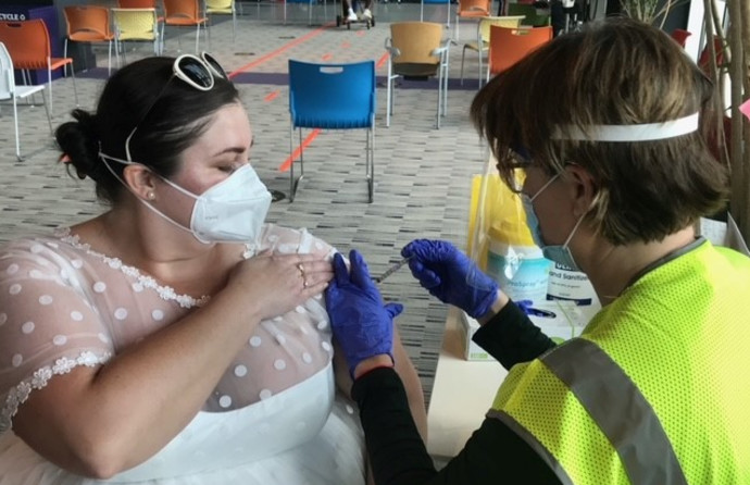 האישה שקיבלה את החיסון לקורונה בשמלת כלה