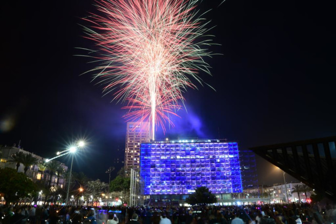 מופע זיקוקים לרגל יום העצמאות ה-73 בתל אביב (צילום: אבשלום ששוני)