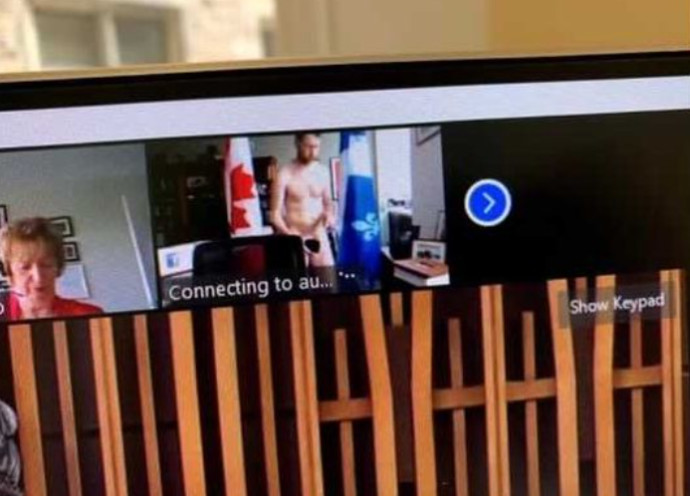 חבר הפרלמנט שנתפס בעירום מלא