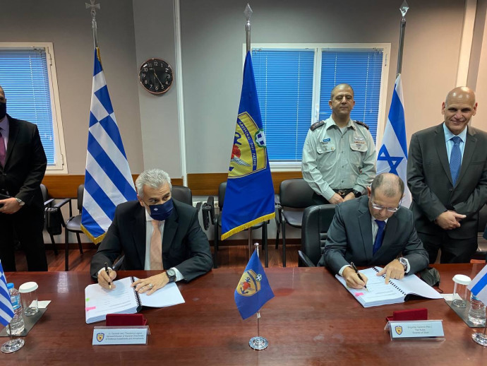 חתימת העסקה בין ישראל ליוון (צילום: משרד ההגנה היווני)