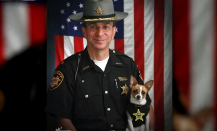 השריף וכלבת הצ'יוואווה שלו 