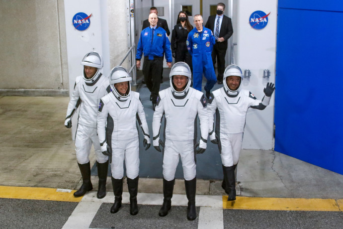 האסטרונאוטים מתכוננים לשיגור (צילום: REUTERS/Joe Skipper)