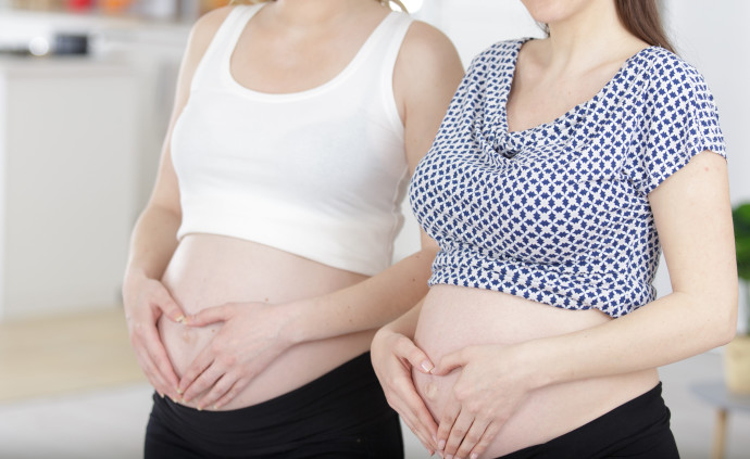 שתי נשים בהיריון, אילוסטרציה (צילום: ingimage ASAP)
