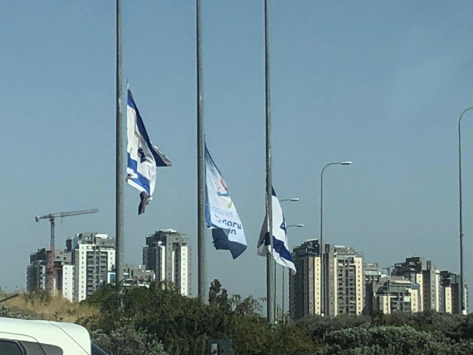 דגלים הורדו לחצי התורן ברחובות בעקבות האסון בהר מירון (צילום: אלוני מור)
