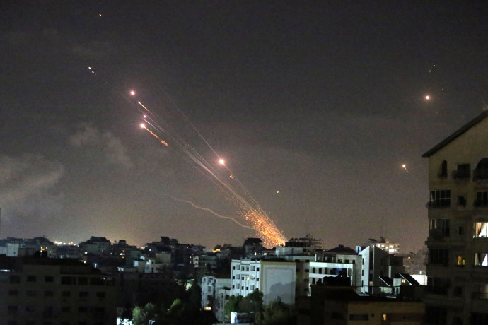 שיגור רקטות מרצועת עזה (צילום: REUTERS/Ibraheem Abu Mustafa)