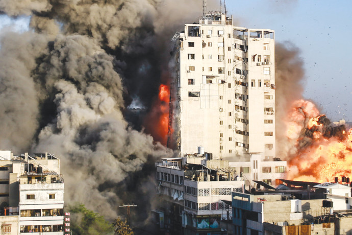 בניין שהופץ בעזה (צילום: עטיה מוחמד, פלאש 90)