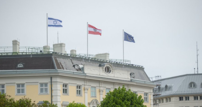 דגלי ישראל הונפו מעל משרדי הקנצלר באוסטריה (צילום: צילום מסך מתוך טוויטר)