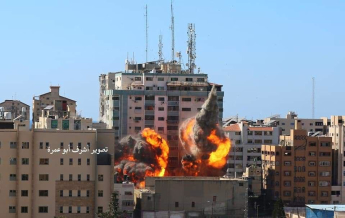 תקיפת מגדל התקשורת בעזה (צילום: רשתות ערביות)