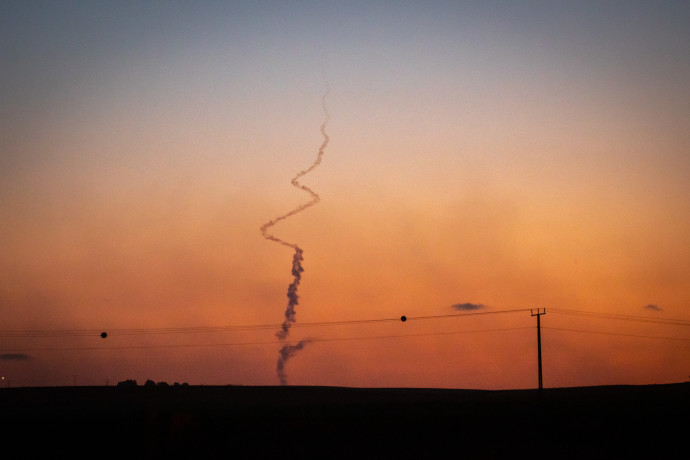 שיגור רקטות מרצועת עזה (צילום: אוליבייה פיטוסי, פלאש 90)